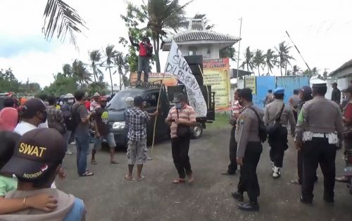 Aksi unjuk rasa petani dan nelayan di Jember. (ft/metrotv)