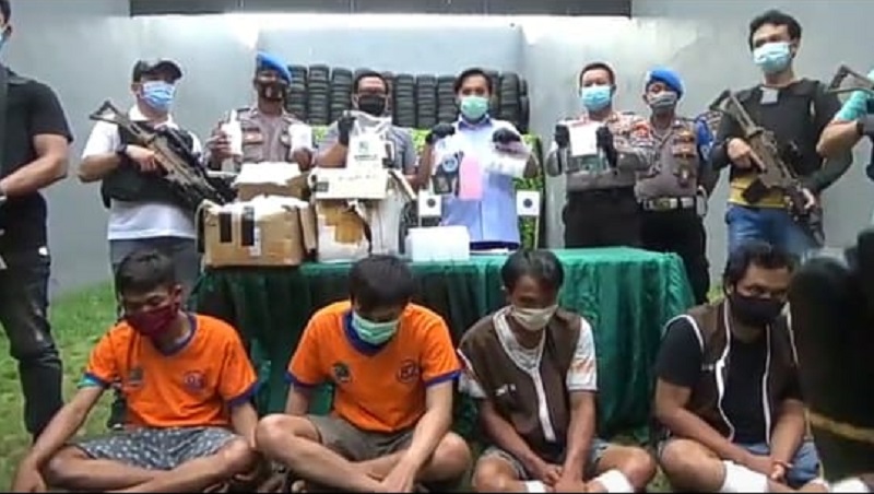 Empat tersangka peredaran narkoba diamankan bersama barang bukti 1 kilogram sabu dan ratusan ribu double L (Foto / Metro TV) 