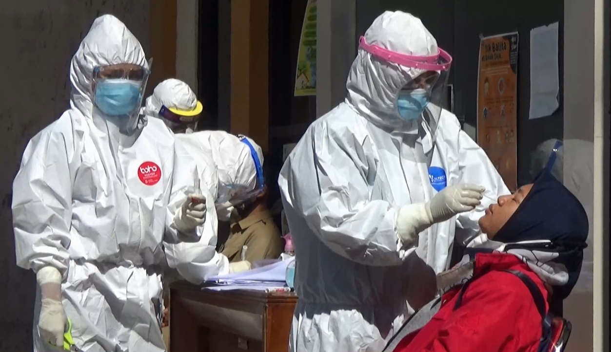 Petugas tengah melakukan swab terhadap salah seorang warga (Foto / Metro TV)