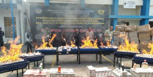 Kantor Pengawasan dan Pelayanan Bea dan Cukai (KPPBC) cabang Pasuruan membakar 11 juta batang rokok ilegal (Foto / Metro TV)