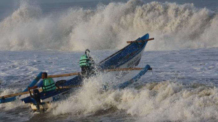 Dihantam Gelombang Tinggi, Puluhan Perahu Nelayan Pantai Timur Surabaya Rusak