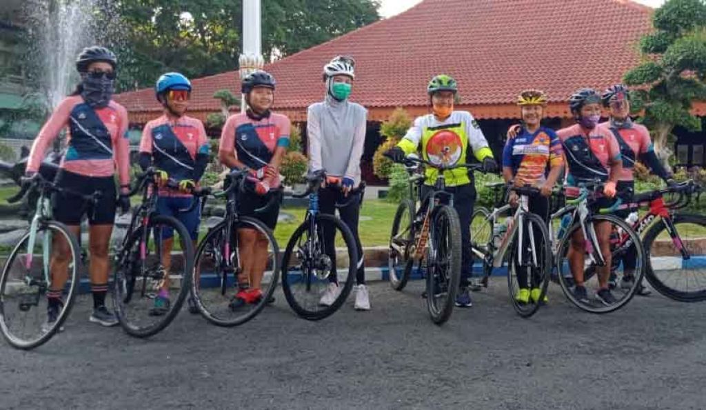 Enam pesepada wanita yang tergabung Women Cycling Community Bali disambut oleh Bupati Probolinggo Puput Tantriana Sari (Foto / Metro Tv) 