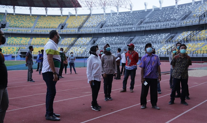 Walikota Surabaya Tri Rismaharini tinjau renovasi Stadion GBT (Foto / Metro TV)