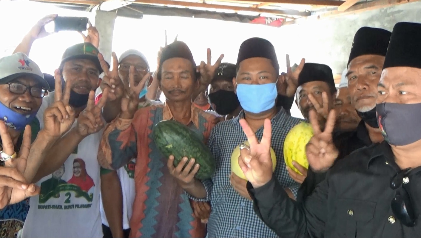 Calon Bupati Gresik Fandi Akhmad Yani bersama warga. (metrotv)