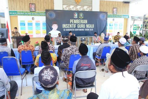Bupati Banyuwangi Abdullah Azwar Anas di sela penyaluran intensif untuk guru ngaji. (medcom)