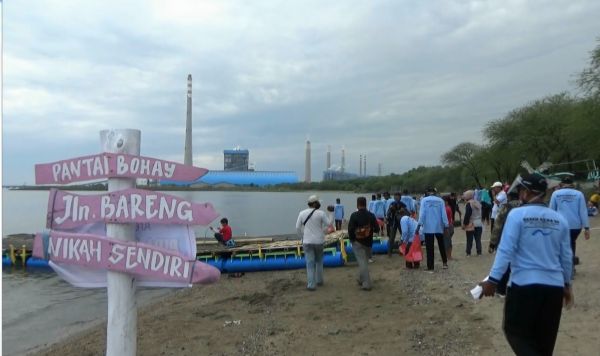 Ramai-ramai Bersihkan Pantai Bohay