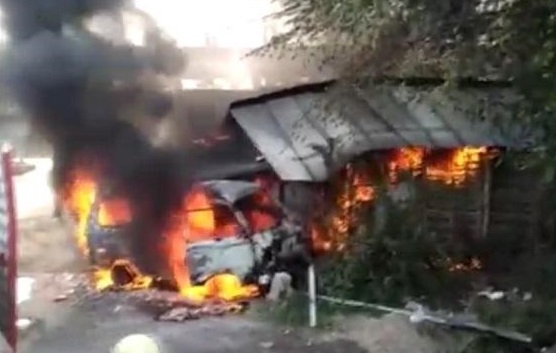 Minibus Terbakar di Jombang, Sopir Lompat!