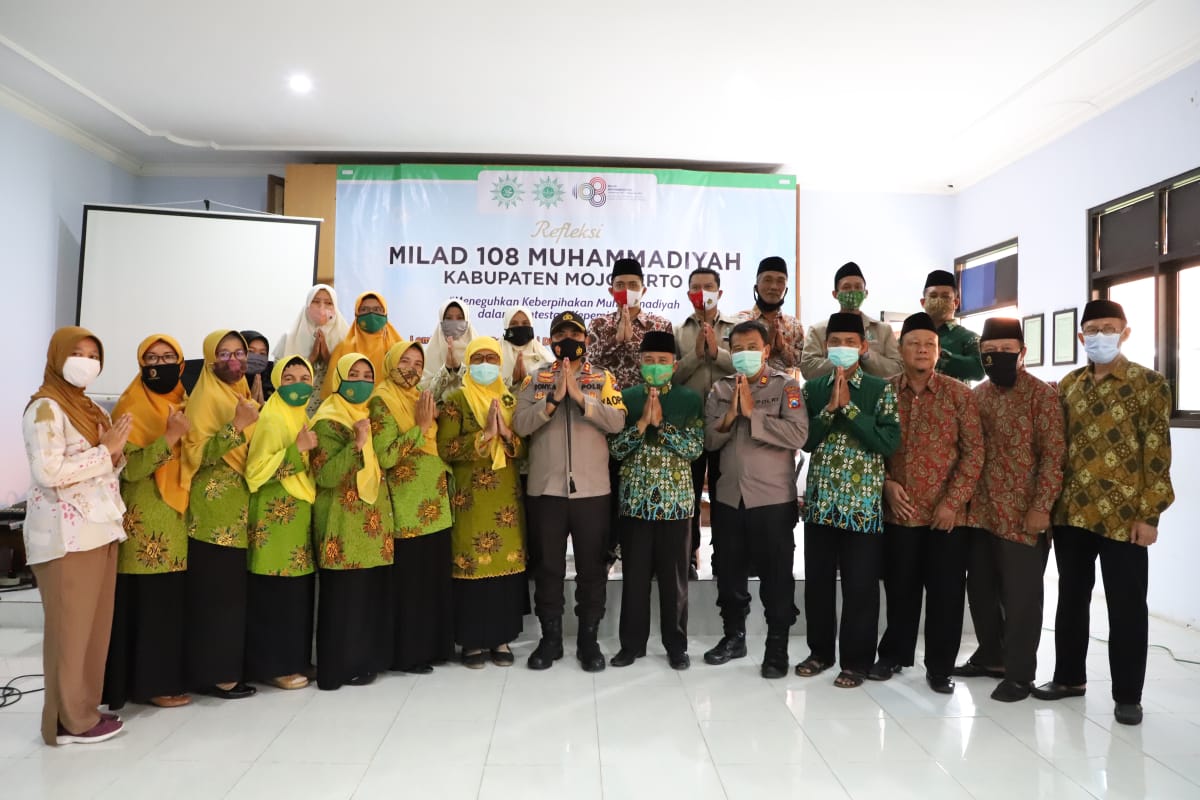  Kapolres Mojokerto AKBP Dony Alexander bersama sejumlah pengurus Muhammadiyah. (ft/ist)