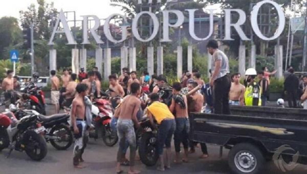 Apes, Kedapatan Balap Liar 85 Remaja Dihukum Dorong Motor