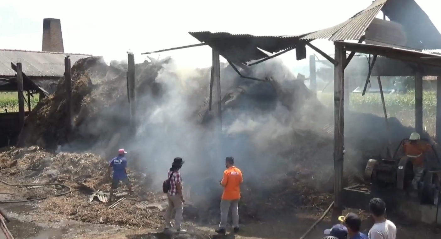 Proses pembahasan tempat penggilingan tebu yang terbakar (Foto / Metro TV)