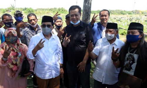 Jagad Hariseno (baju hitam tengah) dukung paslon nomor 2 (Foto / Metro TV)