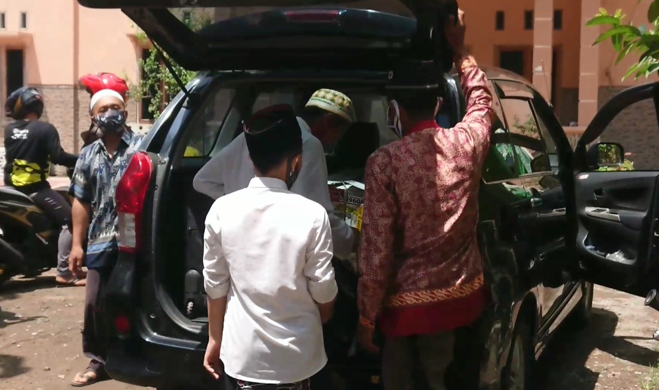 Salah seorang wali murid menjemput anaknya dari Ponpes Anwarul Haromain, di Desa Baruharjo, Kecamatan Durenan, Trenggalek (Foto / Metro TV)