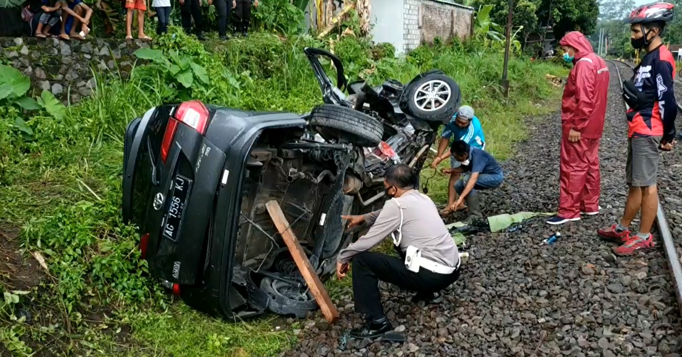 Tertabrak KA, Pengemudi Minibus Tewas