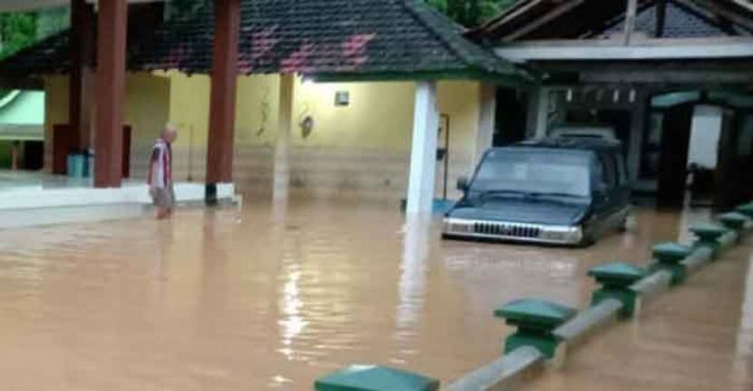 Banjir di pacitan merendam pemukiman dan membuat jembatan penghubung desa terbawa arus (Foto / Metro TV)