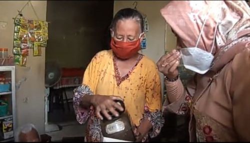 Salah satu produksi rokok ilegal didatangi walikota Mojokerto dan meminta dihentikan (Foto / Metro TV)