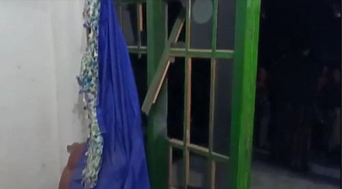 Serpihan jendela yang rusak setelah dilempar bondet (foto / Metro TV)