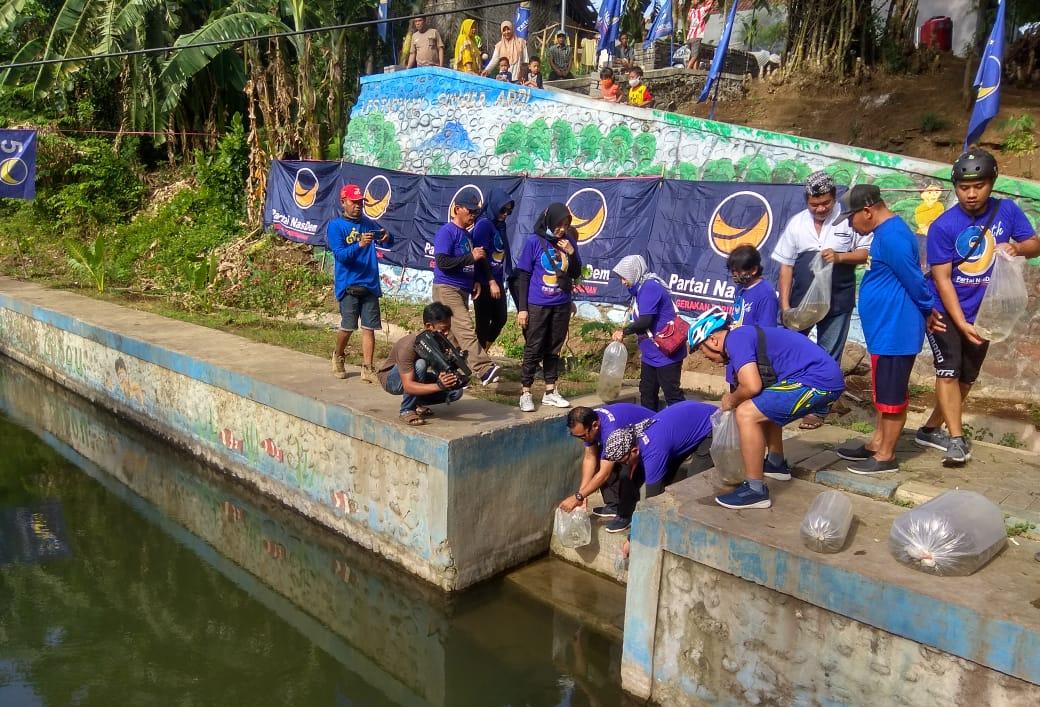 Kader Nasdem Probolinggo menyebar benih ikan untuk ketahanan pangan di tengah pandemi  (Foto / Metro Tv)