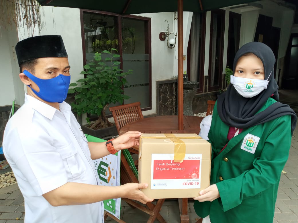 Salah satu mahasiswa FK Unusa ikut berpartisipasi dalam mewujudkan pessantren tangguh (Foto / Clicks,id)