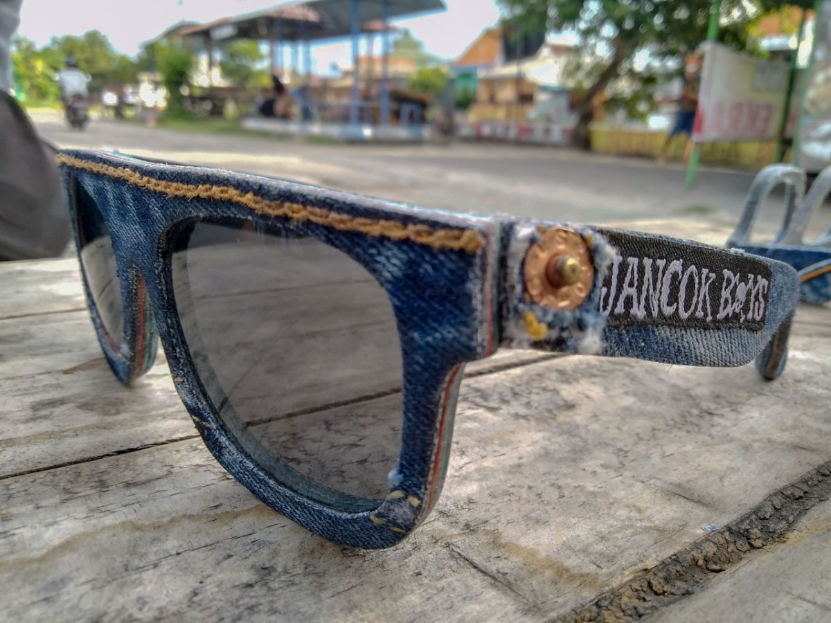 Unik, Frame Kacamata Berbahan Jeans