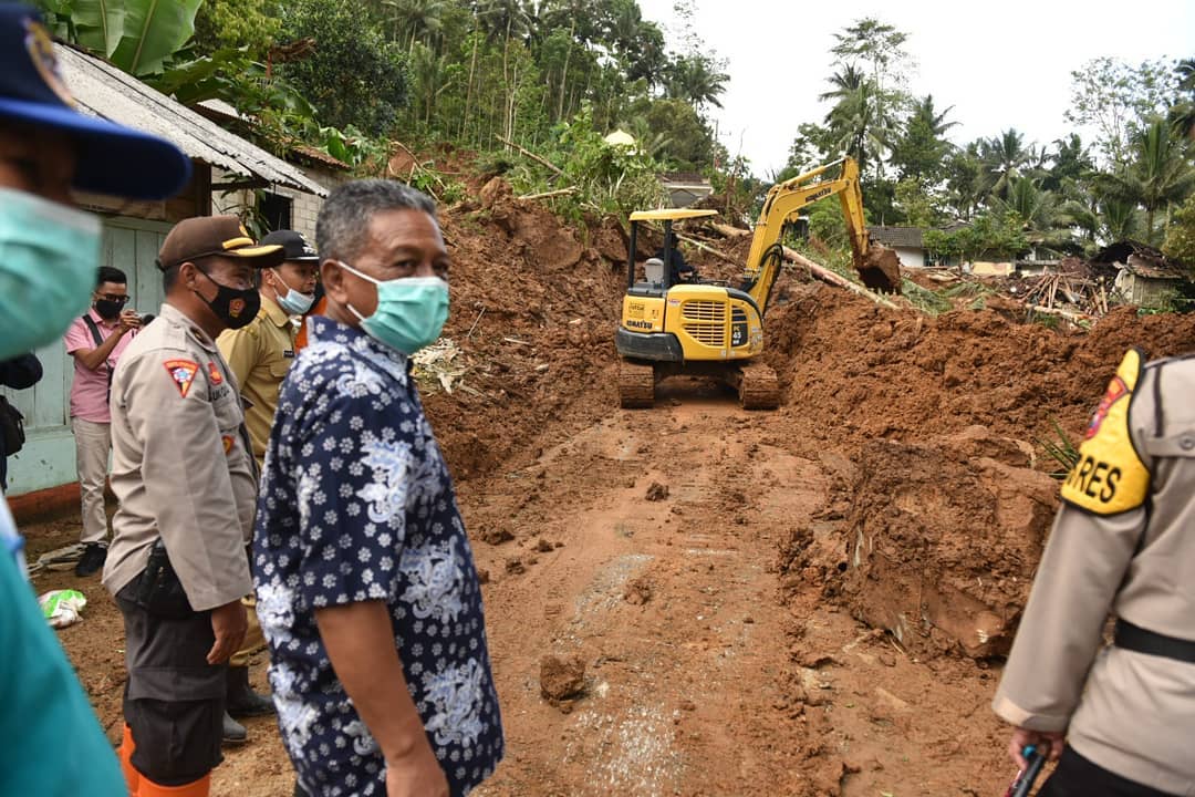 Pemkab Pacitan menerjunkan alat berat untuk membersihkan material longsor (Foto / Metro TV)