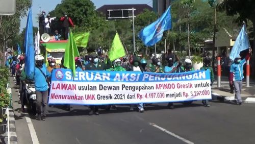 Aksi buruh dalam unjuk rasa di Gresik. (metrotv)