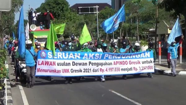 UMK Diturunkan, Buruh Gresik Melawan!
