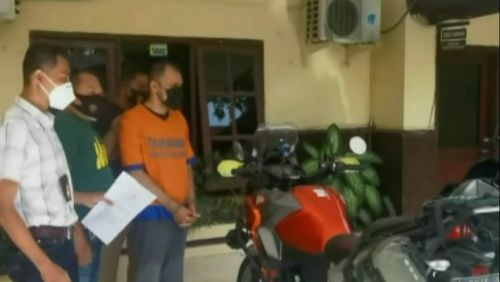 Tersangka Angga ditangkap bersama barang bukti moge milik korban (Foto / Metro TV)