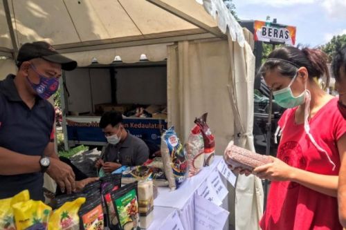 Kegiatan operasi pasar yang digelar Pemkot Malang ramai diserbu warga (Foto / Metro TV)