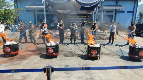 Pemusnahan rokok ilegal secara simbolis digelar di Halaman Bea Cukai Sidoarjo. (metrotv)