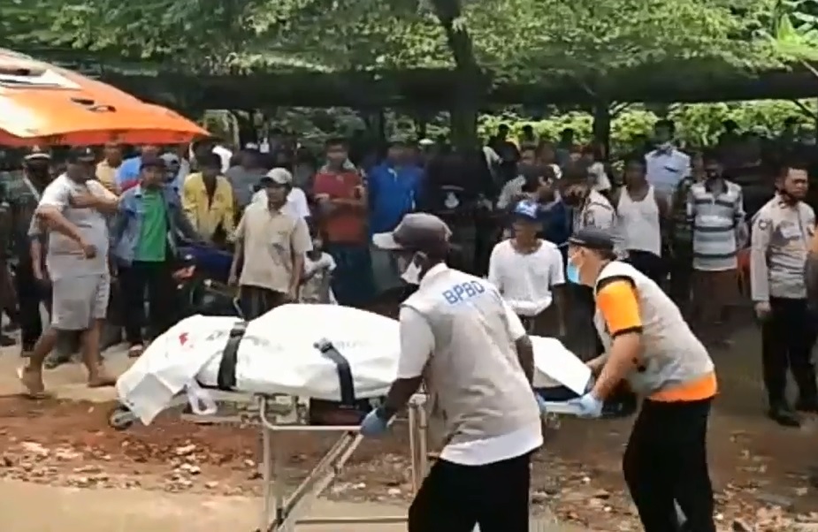 Petigas mengevakuasi jenazah korban pembunuhan. (metrotv)