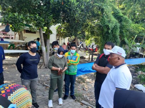 Kepala Seksi Olahraga Pendidikan dan Prestasi Dispora Jatim, Nurul Ansori memantau jalannya seleksi cabor dayung. 