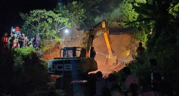 Proses evakuasi dengan alat berat dilakukan hingga Kamis dini hari (Foto / Metro TV)