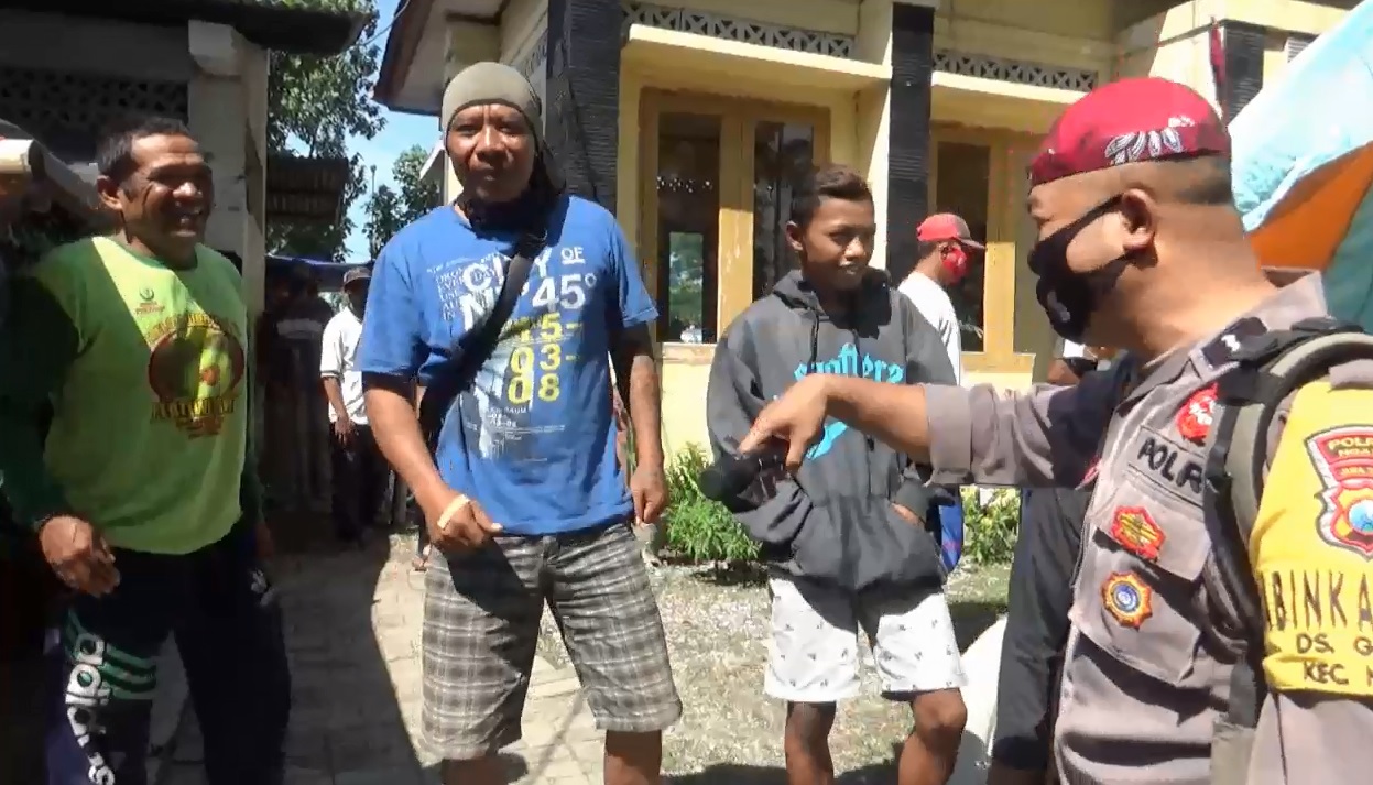 Pengunjung pasar hewan dihukum berjoget. (metrotv)