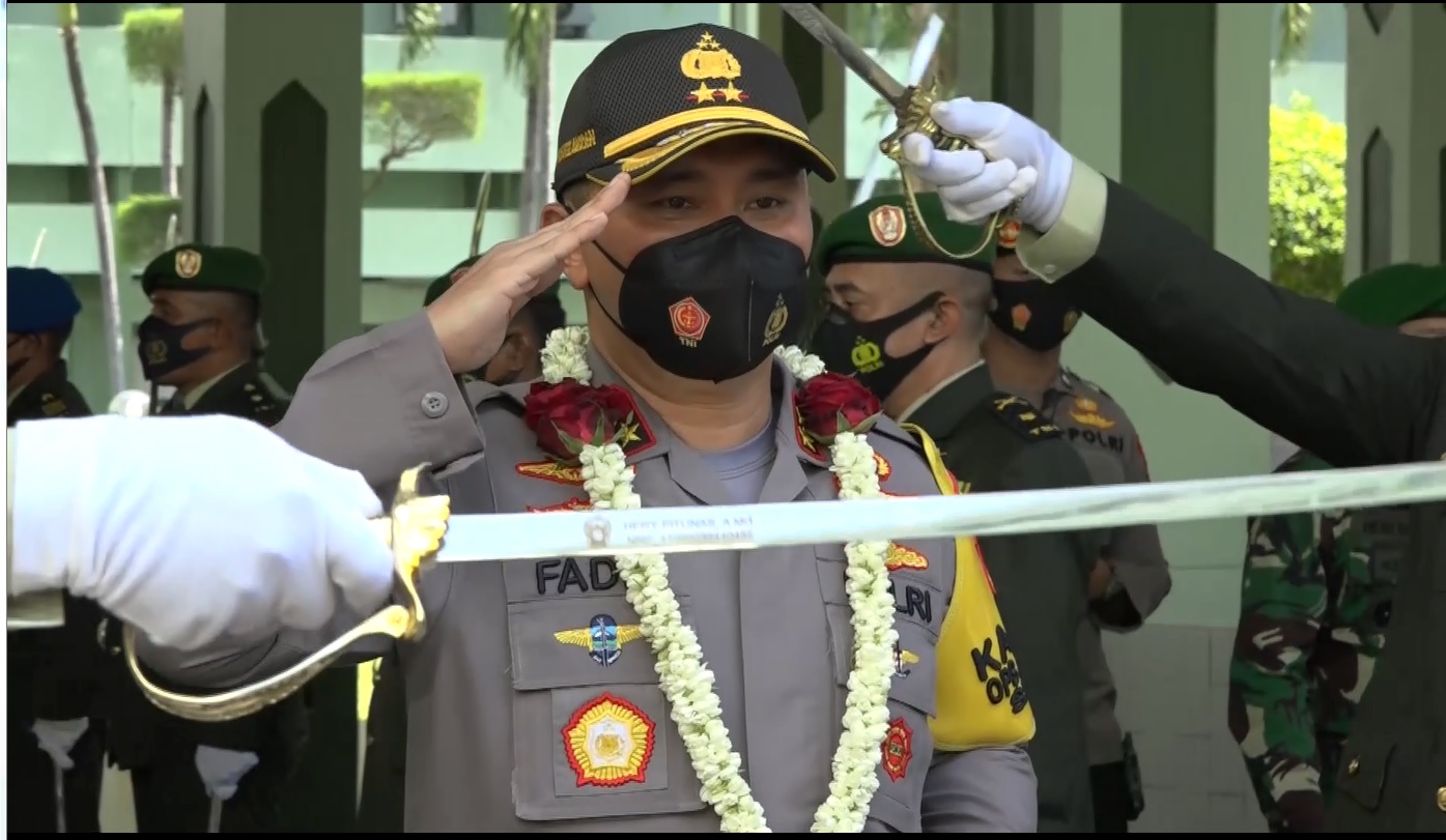  Irjen Fadil Imran melewati tradisi pedang pora saat meninggalkan Makodam V Brawaijaya. (metrotv)