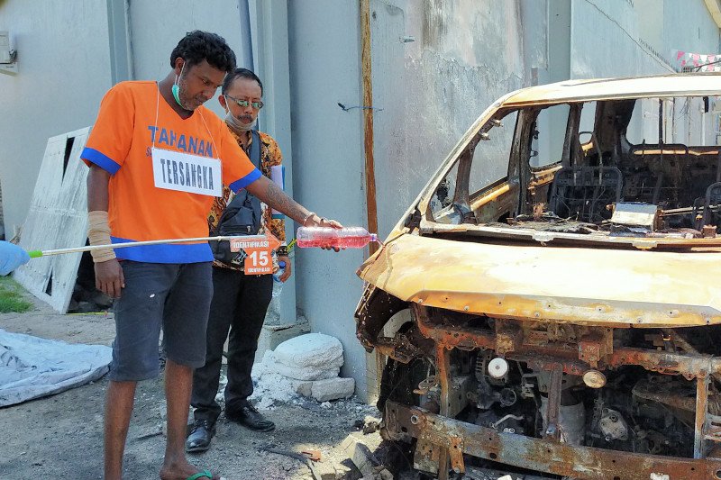 Rekonstruksi kebakaran mobil milik artis Via Vallen di Sidoarjo, Jawa Timur (Foto: ANTARA/Indra)