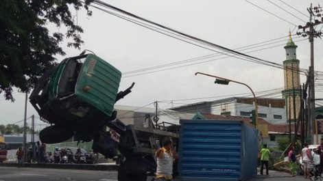 Kondisi truk kontainer yang terguling. 