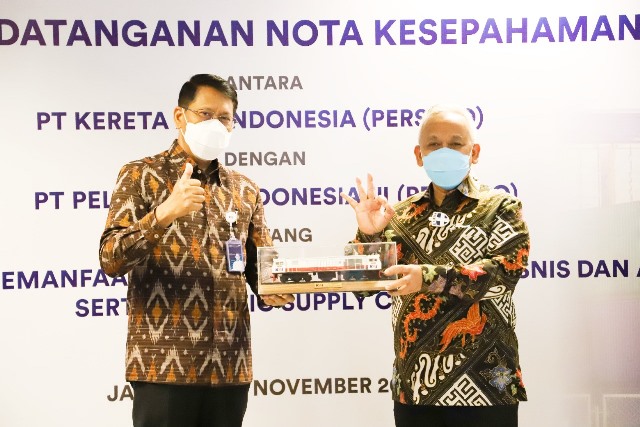 Direktur Utama Pelindo III Saefudin Noer dan Direktur Utama KAI Didiek Hartantyo.  (Ft/dok Pelindo)