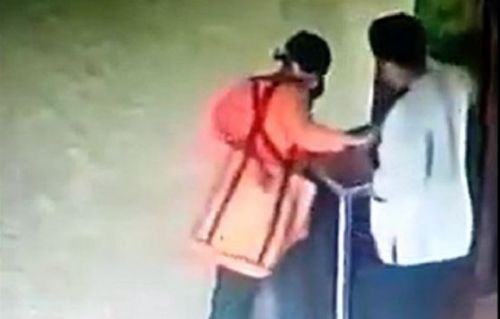 Pelaku pencurian kotak amal masjid terekam kamera CCTV.