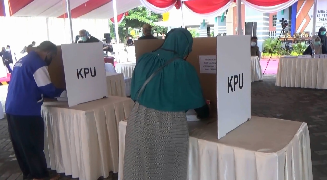 Simulasi pencoblosan di Situbondo dilengkapi bilik khusus pemilih yang suhunya tubuhnya tinggi (Foto / Metro TV)