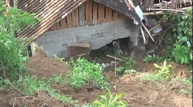 Kondisi rumah yang tertimbun longor dari tebing setinggi 20 meter (Foto / Metro TV)