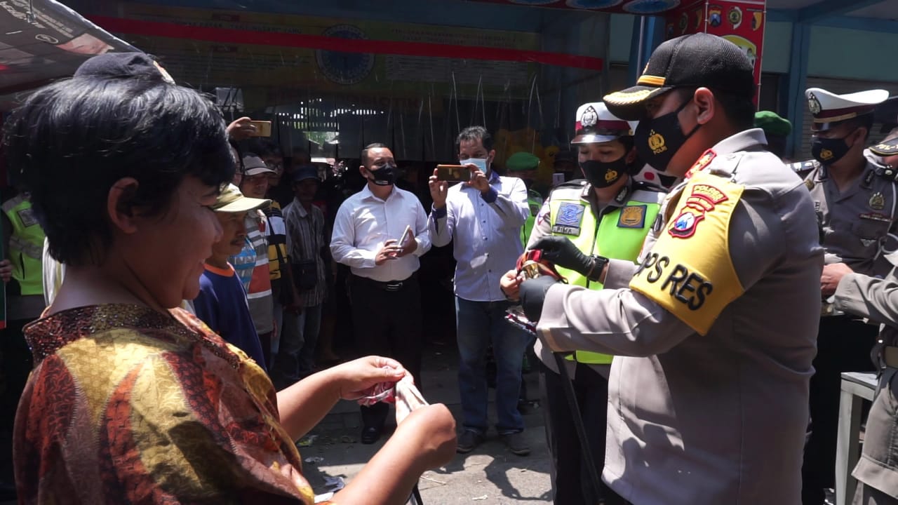 Kapolres Mojokerto AKBP Dony Alexander blusukan ke pasar tradisional untuk mengimbau pedagang dan pengunjung pasar agar tetap mematuhi protokol kesehatan (Foto / Metro TV)