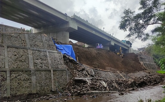 Dinding penahana sungai Sungai Amprong di proyek pembangunan Jembatan Kedungkandang, Kota Malang, Ambrol (Foto / Metro TV)