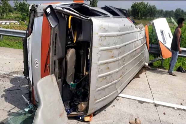 Pecah Ban, Mobil Rombongan Takziyah Terbalik, Satu Tewas