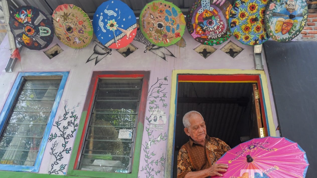 Mbah Rasimun menunjukkan beberapa koleksi payung lukis yang ia buat sebagai saksi sejerah perjuangannya melawan penjajah (Foto / Metro TV)