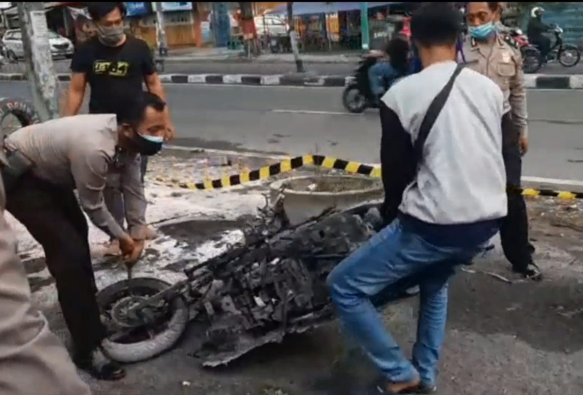 Satu motor ikut terbakar dalam kios bensin. (metrotv)