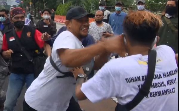 Adu Jotos! Demo Tolak Rizieq di Surabaya Ricuh