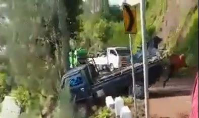 Tergelincir, Pikap Terguling  Masuk Jurang