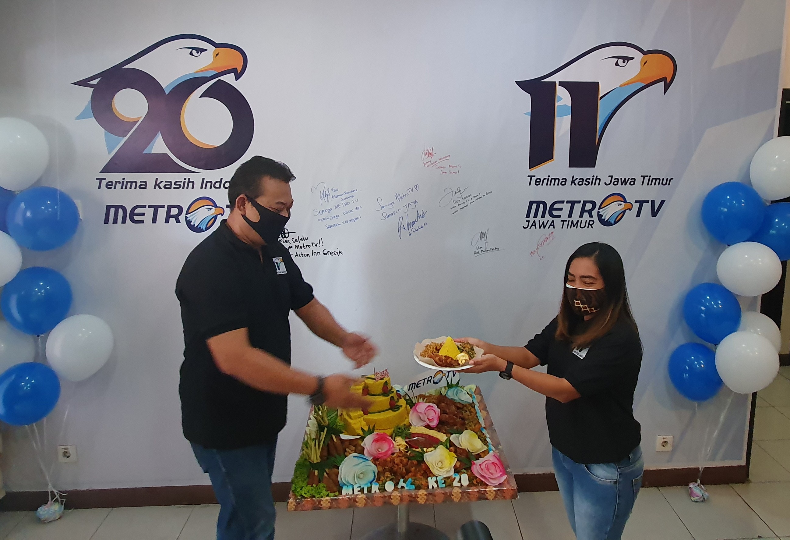 Kepala Stasiun Metro TV Jatim Bayu Yuanastra (kiri) saat memberikan potongan tumpeng pertama pada hari ulang tahun Metro TV Jatim yang ke 11 (Foto/ Metro TV)