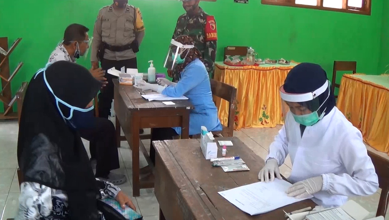 Kepala TU Positif Korona,  54 Guru dan Pegawai SMPN 2 Magetan di Rapid Test