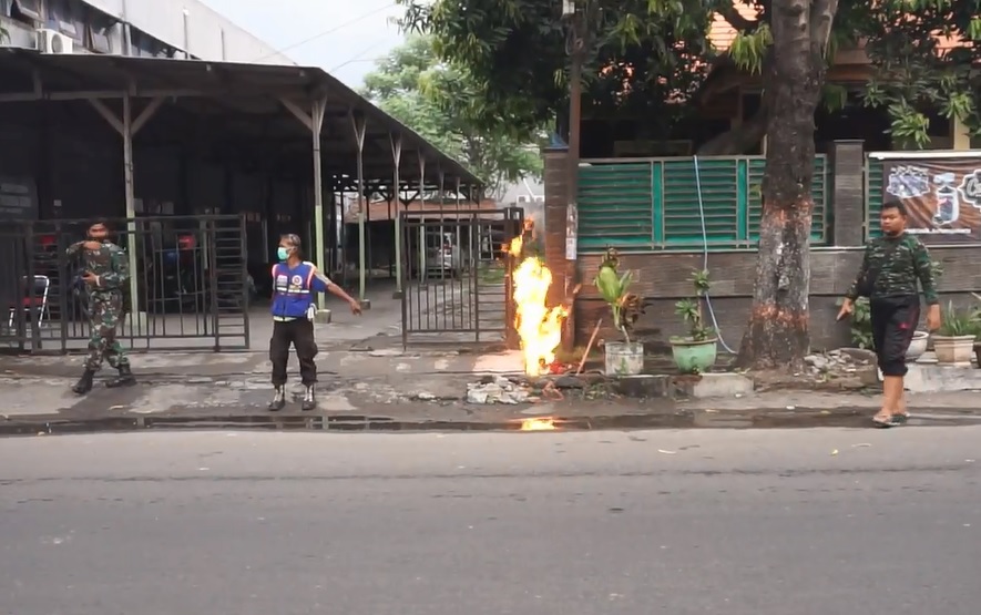 Semburan api dari pipa gas milik PGN. (metrotv)